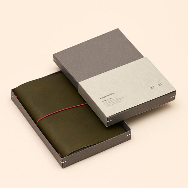 paper republic | grand voyageur [XL] | olive green